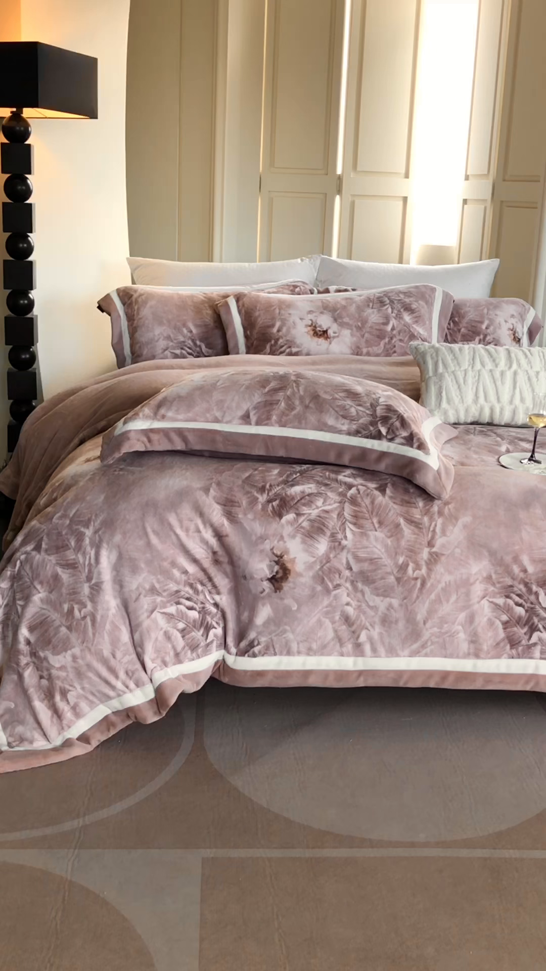 91家纺网 家纺一手货源 找家纺 馨蕊 2025新款意大利进口雕花绒拼角工艺秋冬轻奢煦暖绒系列四件套-绒如初  会员-10【券后控价358/378】 绒如初-蔷薇粉