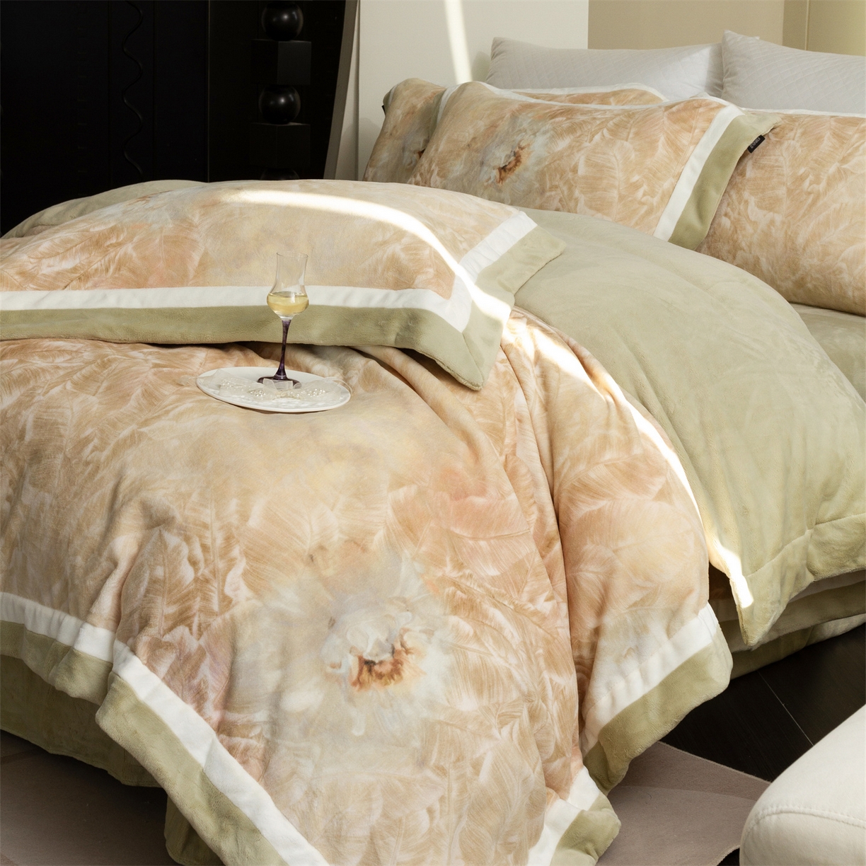 91家纺网 家纺一手货源 找家纺 馨蕊 2025新款意大利进口雕花绒拼角工艺秋冬轻奢煦暖绒系列四件套-绒如初  会员-10【券后控价358/378】 绒如初-氧气绿