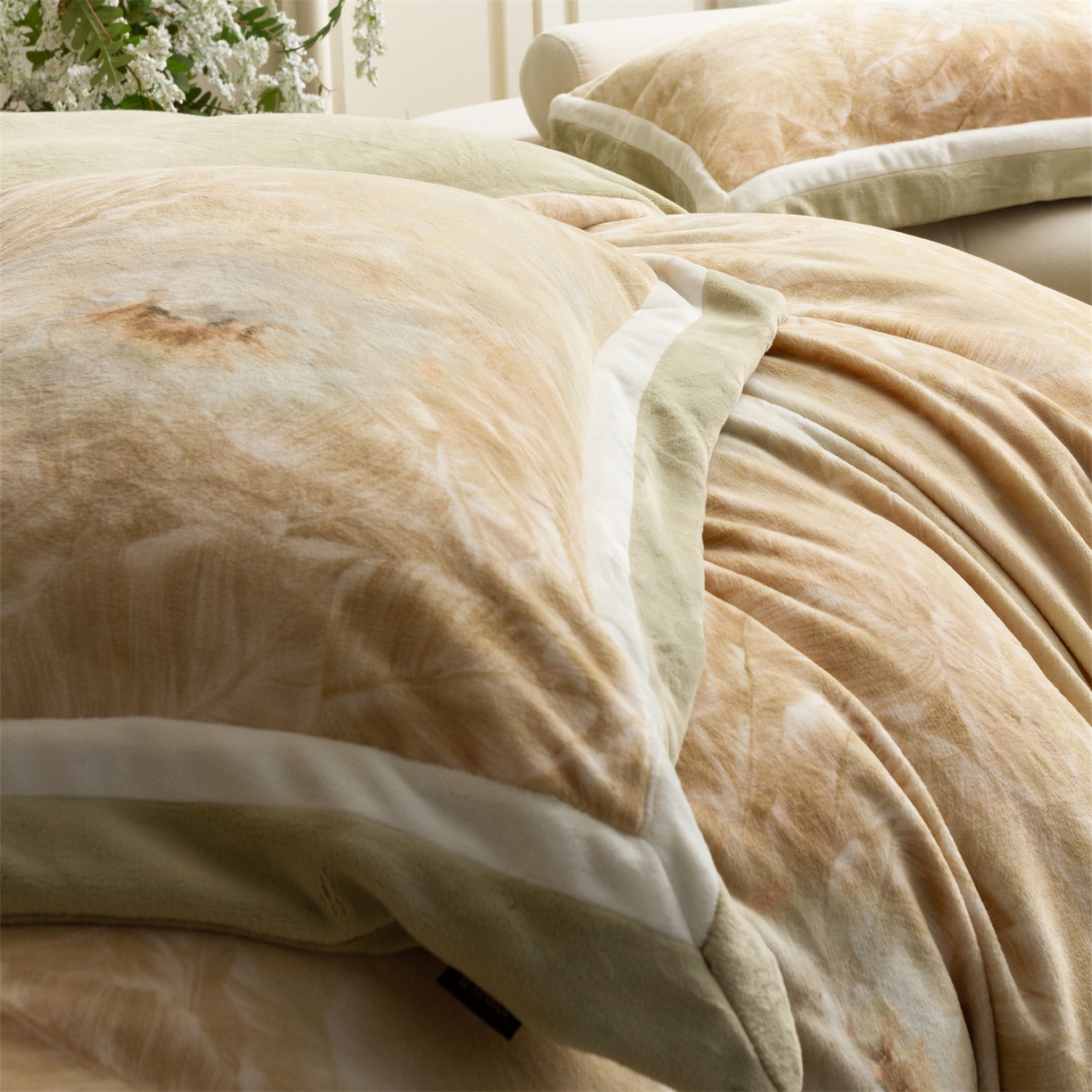 91家纺网 家纺一手货源 找家纺 馨蕊 2025新款意大利进口雕花绒拼角工艺秋冬轻奢煦暖绒系列四件套-绒如初  会员-10【券后控价358/378】 绒如初-氧气绿