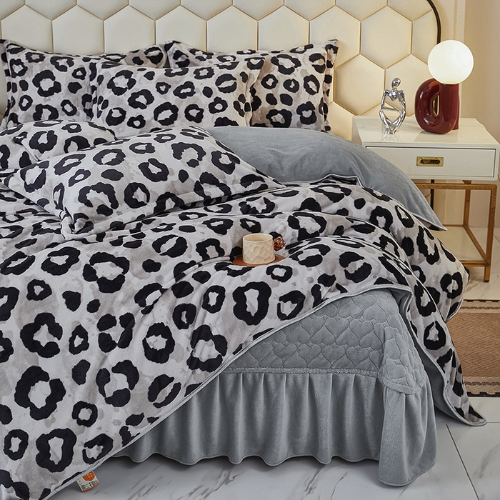 91家纺网 家纺一手货源 找家纺 凤杰家纺 2025新款高克重210克牛奶绒床盖四件套 山野豹纹