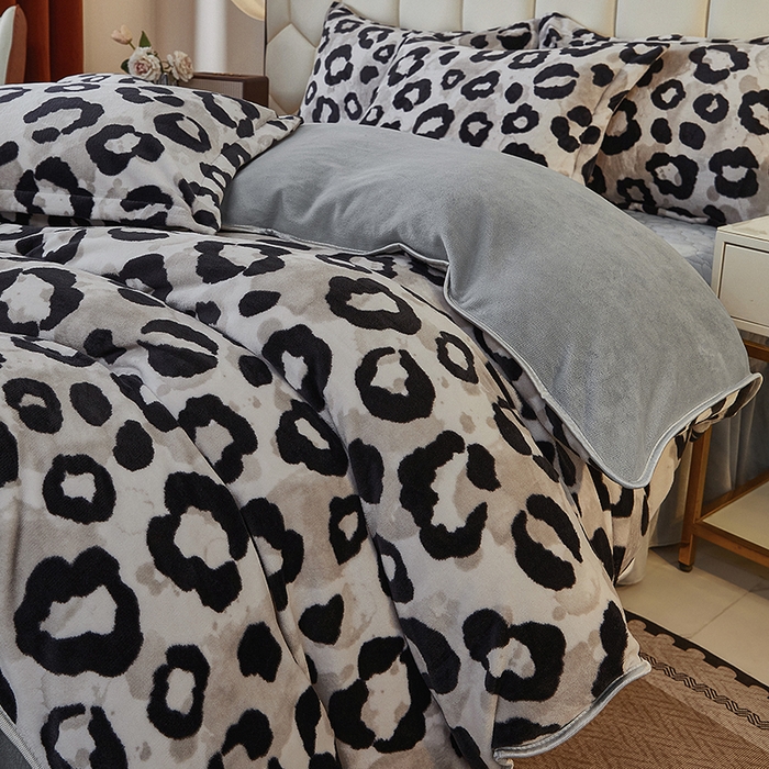 91家纺网 家纺一手货源 找家纺 凤杰家纺 2025新款高克重210克牛奶绒床盖四件套 山野豹纹