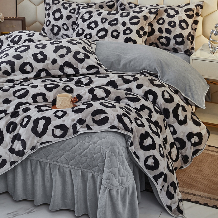 91家纺网 家纺一手货源 找家纺 凤杰家纺 2025新款高克重210克牛奶绒床盖四件套 山野豹纹