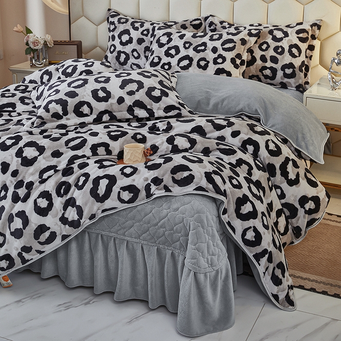 91家纺网 家纺一手货源 找家纺 栩裕纺织 2025新款高克重210克牛奶绒床盖四件套 山野豹纹