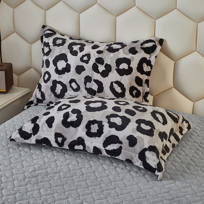 91家纺网 家纺一手货源 找家纺 栩裕纺织 2025新款高克重210克牛奶绒床盖四件套 山野豹纹