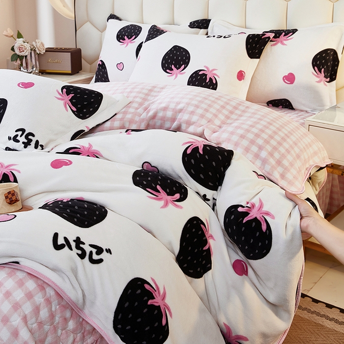 91家纺网 家纺一手货源 找家纺 栩裕纺织 2025新款高克重210克牛奶绒床盖四件套 山野莓莓