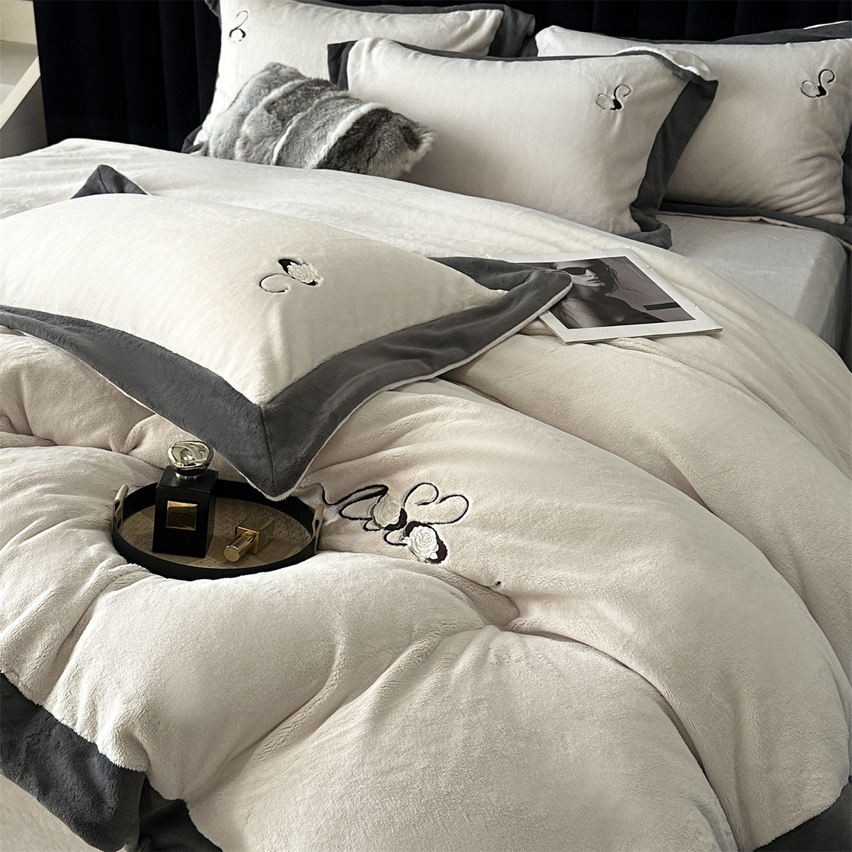 91家纺网 家纺一手货源 找家纺 （总）南泉坊 2025新款230克AB版牛奶绒四件套-花清影 会员-20【线上控价不低于328，券后不低于298】