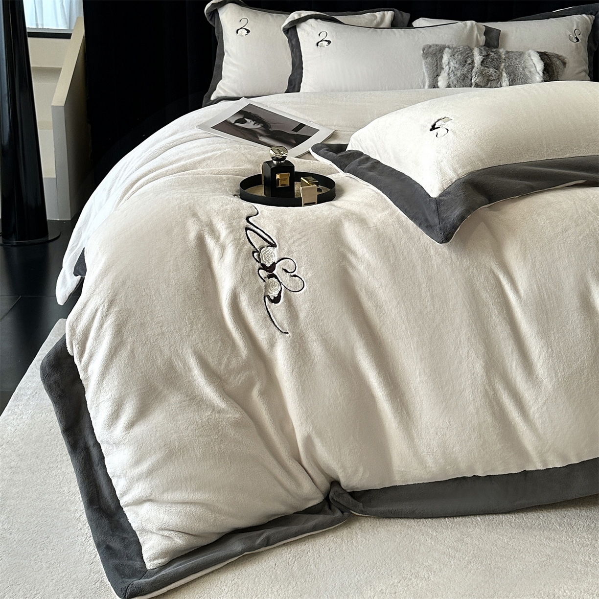 91家纺网 家纺一手货源 找家纺 （总）南泉坊 2025新款230克AB版牛奶绒四件套-花清影 会员-20【线上控价不低于328，券后不低于298】