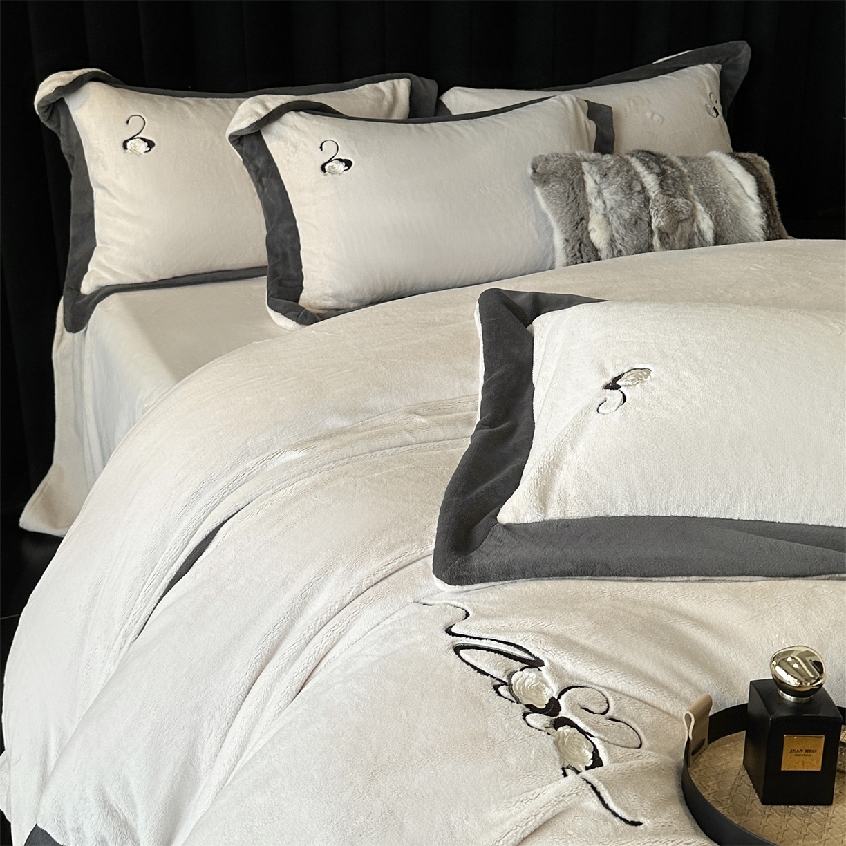 91家纺网 家纺一手货源 找家纺 （总）南泉坊 2025新款230克AB版牛奶绒四件套-花清影 会员-20【线上控价不低于328，券后不低于298】