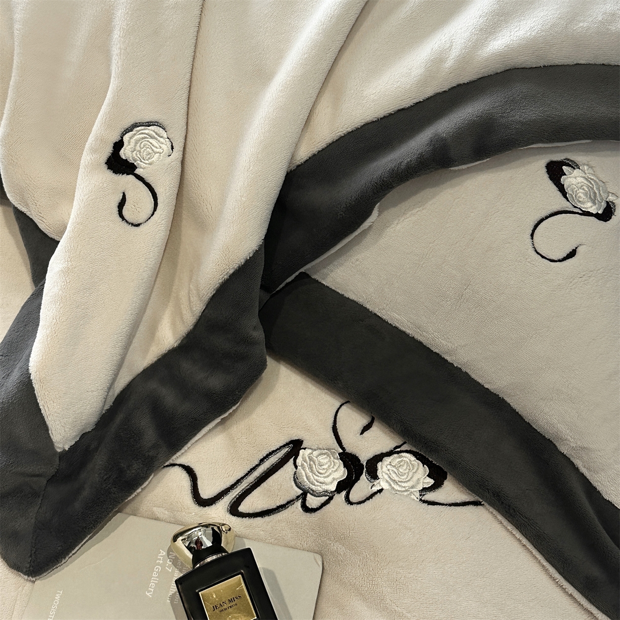 91家纺网 家纺一手货源 找家纺 （总）南泉坊 2025新款230克AB版牛奶绒四件套-花清影 会员-20【线上控价不低于328，券后不低于298】