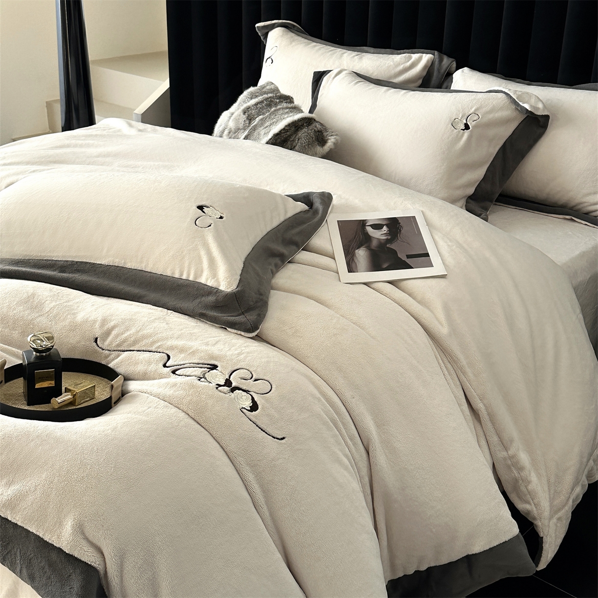 91家纺网 家纺一手货源 找家纺 南泉坊 2025新款230克AB版牛奶绒四件套-花清影 会员-20【线上控价不低于328，券后不低于298】 花清影--白