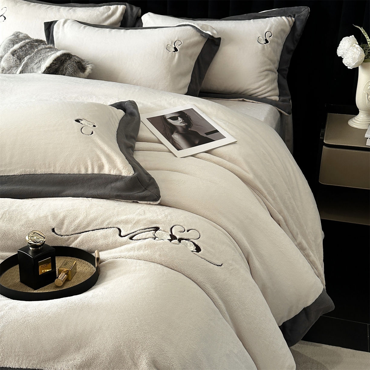 91家纺网 家纺一手货源 找家纺 南泉坊 2025新款230克AB版牛奶绒四件套-花清影 会员-20【线上控价不低于328，券后不低于298】 花清影--白