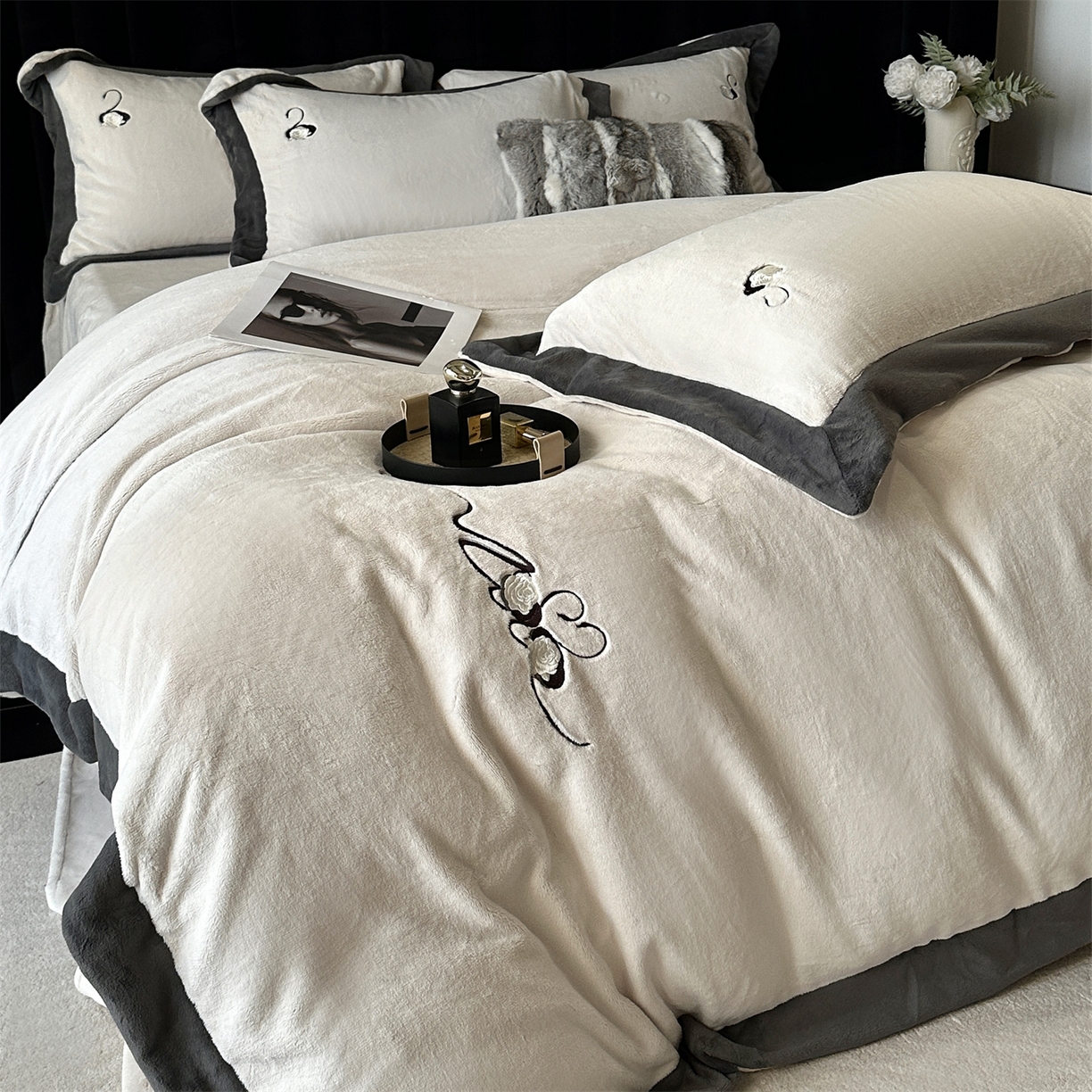 91家纺网 家纺一手货源 找家纺 南泉坊 2025新款230克AB版牛奶绒四件套-花清影 会员-20【线上控价不低于328，券后不低于298】 花清影--白