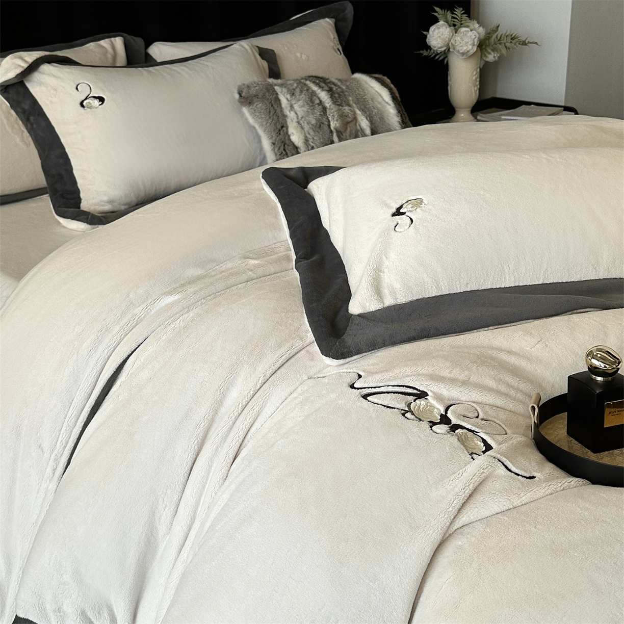 91家纺网 家纺一手货源 找家纺 南泉坊 2025新款230克AB版牛奶绒四件套-花清影 会员-20【线上控价不低于328，券后不低于298】 花清影--白