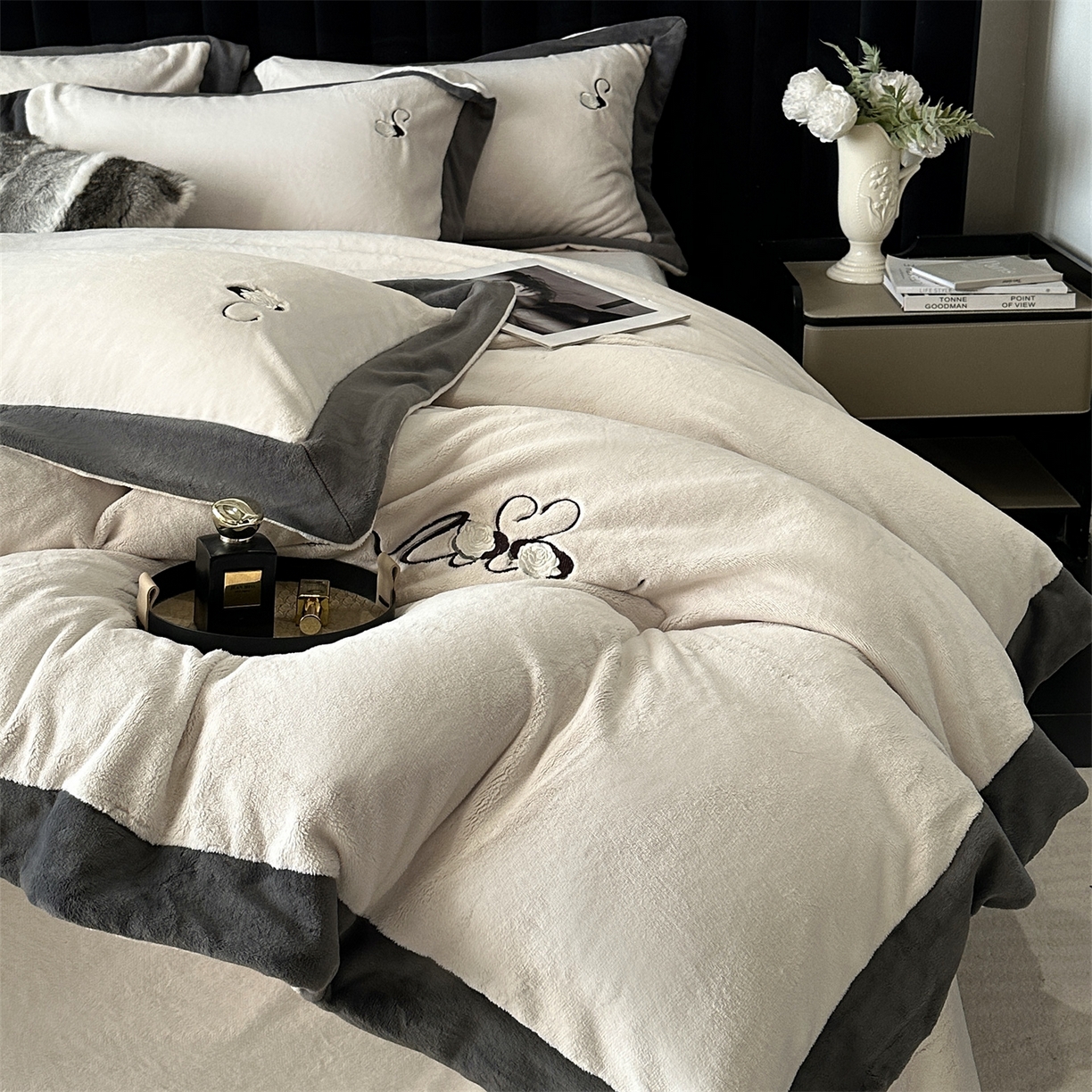 91家纺网 家纺一手货源 找家纺 南泉坊 2025新款230克AB版牛奶绒四件套-花清影 会员-20【线上控价不低于328，券后不低于298】 花清影--白