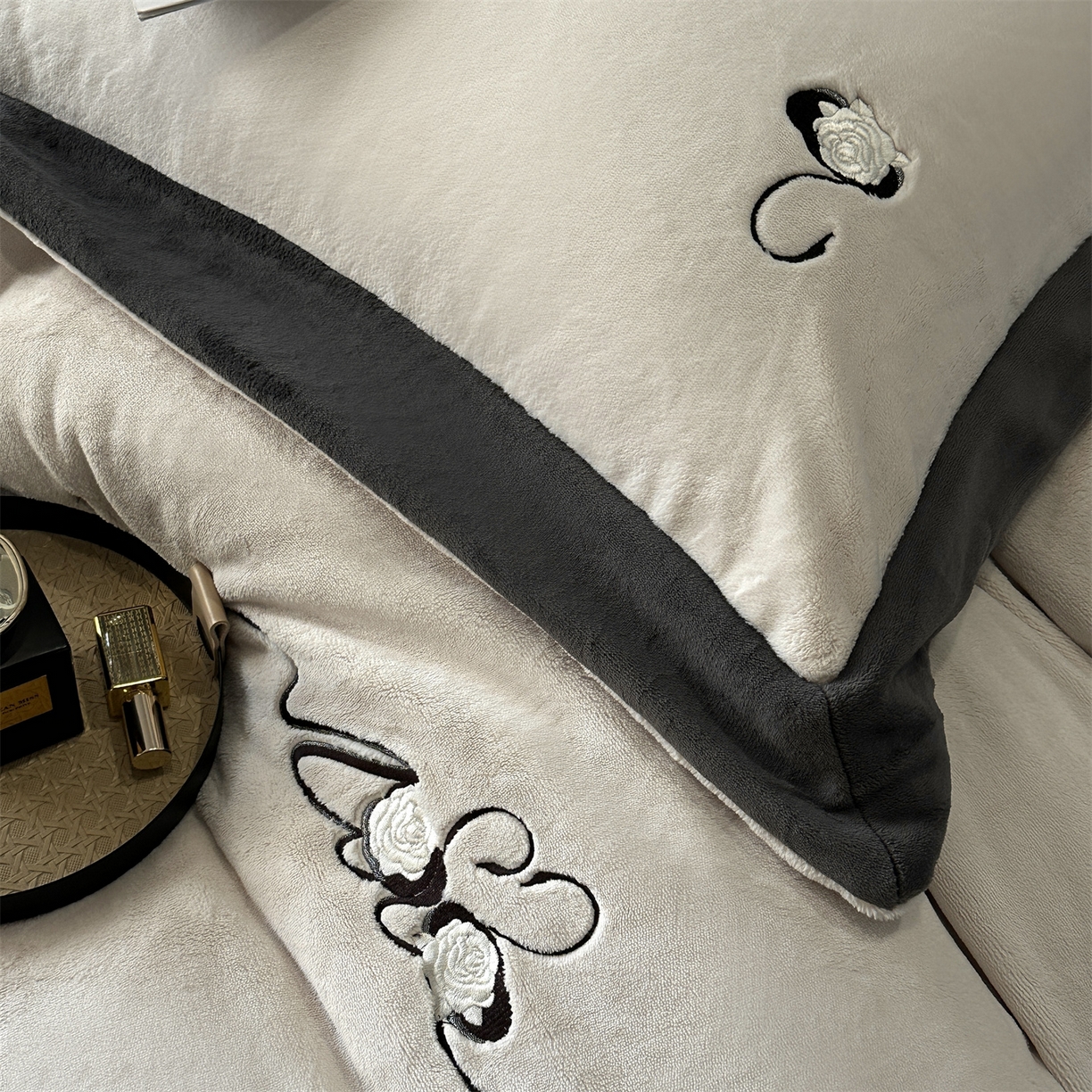 91家纺网 家纺一手货源 找家纺 南泉坊 2025新款230克AB版牛奶绒四件套-花清影 会员-20【线上控价不低于328，券后不低于298】 花清影--白