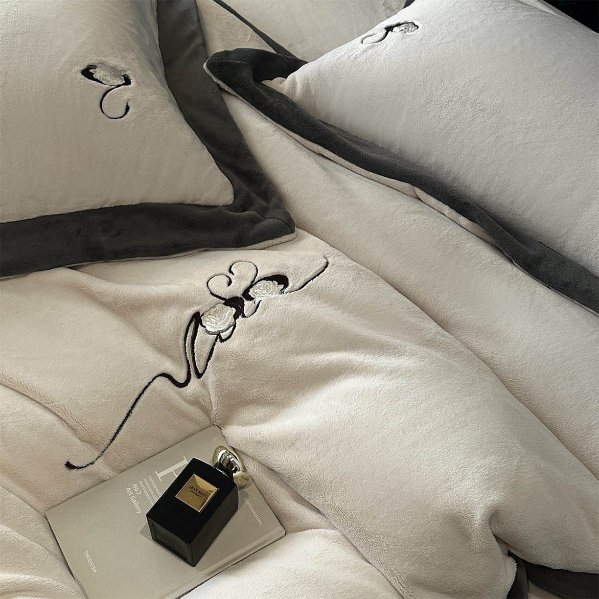 91家纺网 家纺一手货源 找家纺 南泉坊 2025新款230克AB版牛奶绒四件套-花清影 会员-20【线上控价不低于328，券后不低于298】 花清影--白