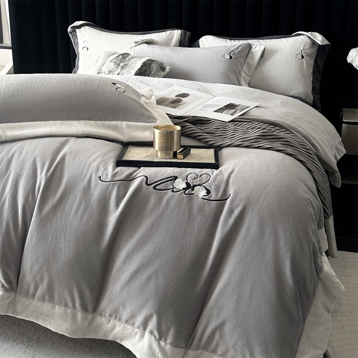 91家纺网 家纺一手货源 找家纺 南泉坊 2025新款230克AB版牛奶绒四件套-花清影 会员-20【线上控价不低于328，券后不低于298】 花清影--灰