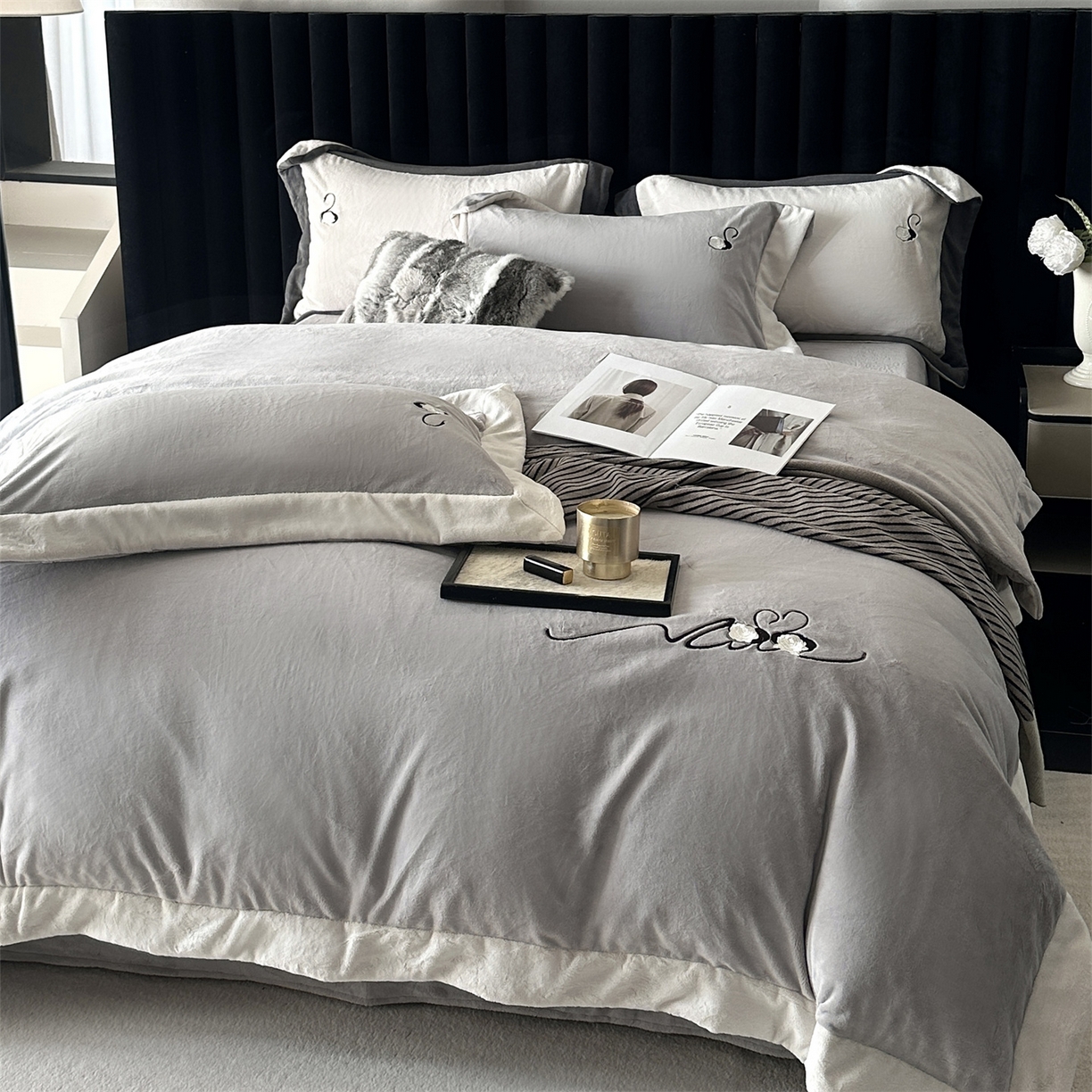 91家纺网 家纺一手货源 找家纺 南泉坊 2025新款230克AB版牛奶绒四件套-花清影 会员-20【线上控价不低于328，券后不低于298】 花清影--灰