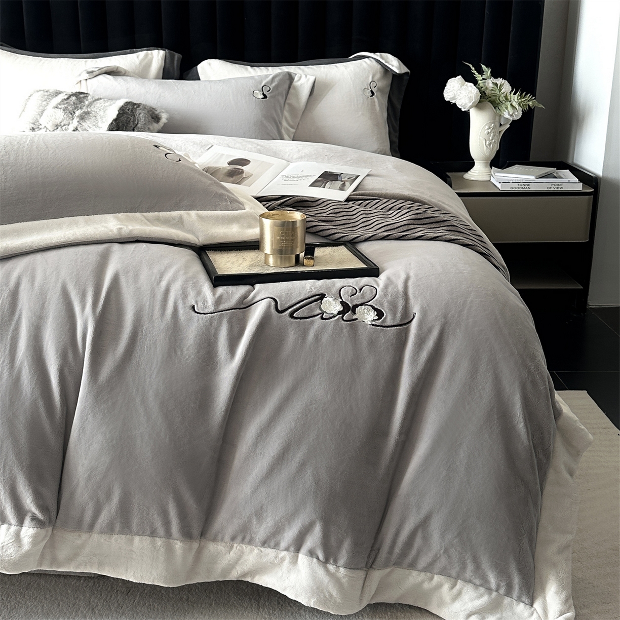 91家纺网 家纺一手货源 找家纺 南泉坊 2025新款230克AB版牛奶绒四件套-花清影 会员-20【线上控价不低于328，券后不低于298】 花清影--灰
