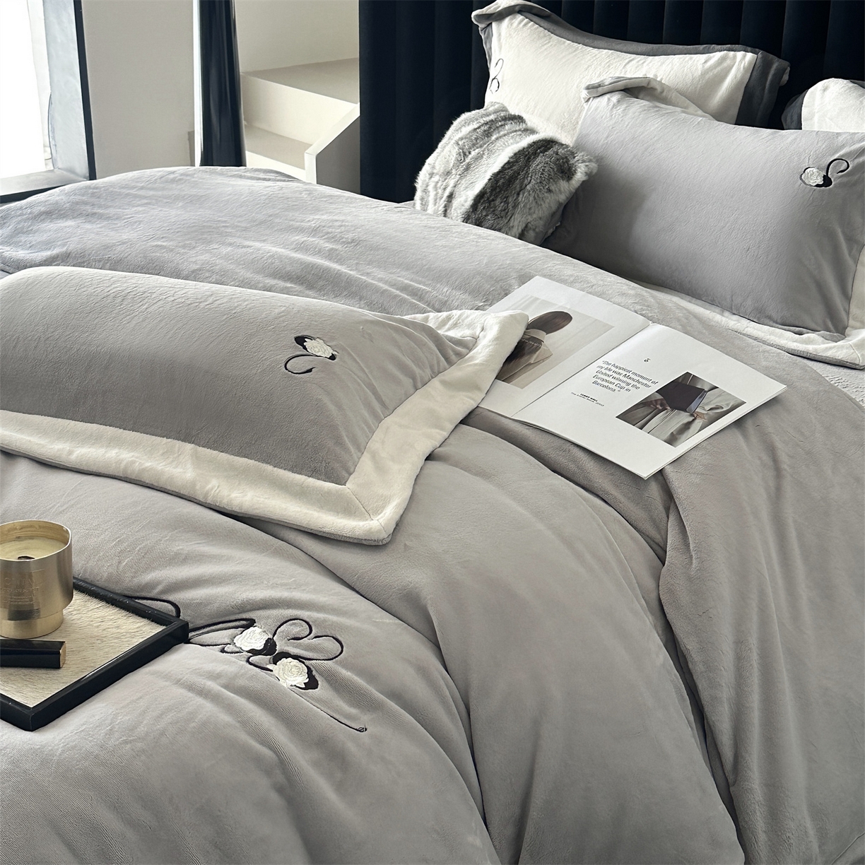 91家纺网 家纺一手货源 找家纺 南泉坊 2025新款230克AB版牛奶绒四件套-花清影 会员-20【线上控价不低于328，券后不低于298】 花清影--灰