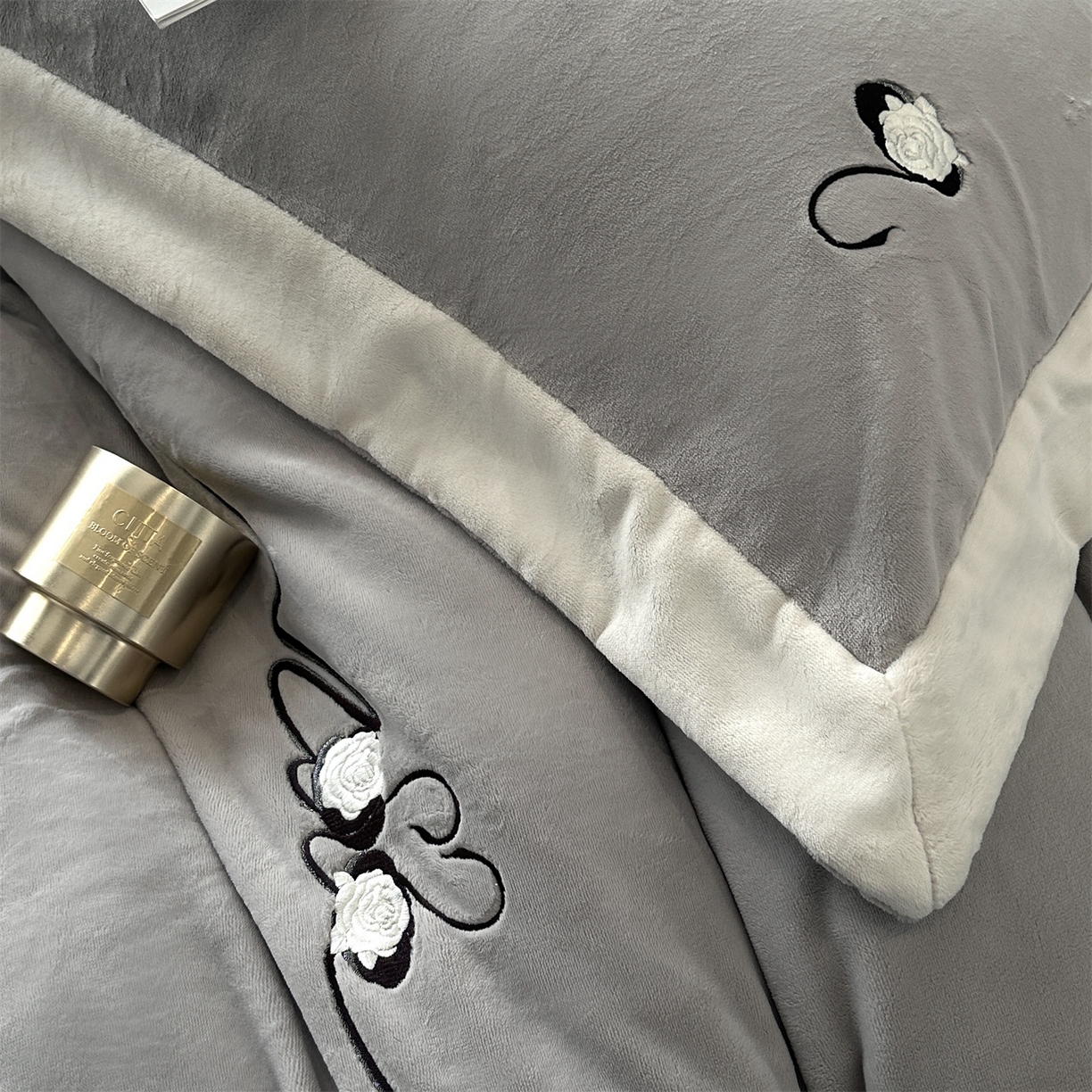 91家纺网 家纺一手货源 找家纺 南泉坊 2025新款230克AB版牛奶绒四件套-花清影 会员-20【线上控价不低于328，券后不低于298】 花清影--灰