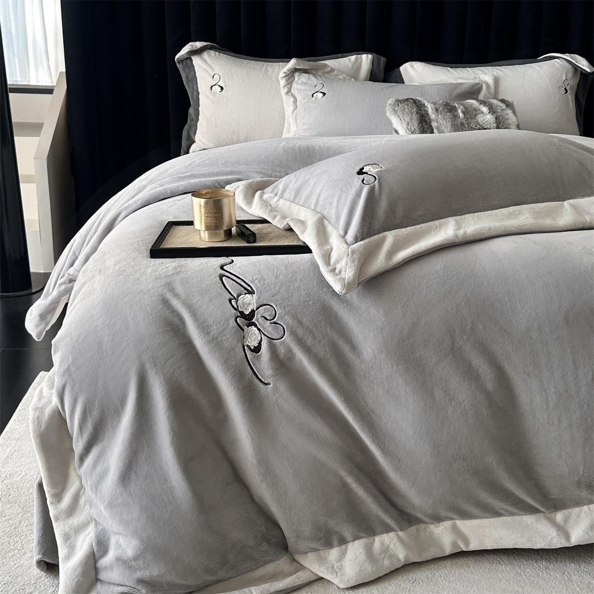 91家纺网 家纺一手货源 找家纺 南泉坊 2025新款230克AB版牛奶绒四件套-花清影 会员-20【线上控价不低于328，券后不低于298】 花清影--灰