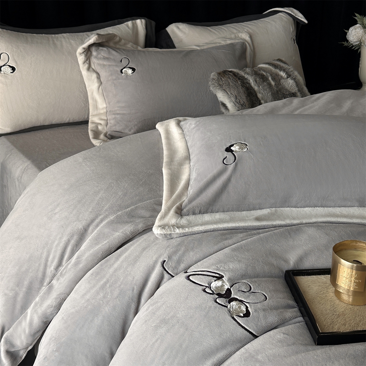 91家纺网 家纺一手货源 找家纺 南泉坊 2025新款230克AB版牛奶绒四件套-花清影 会员-20【线上控价不低于328，券后不低于298】 花清影--灰