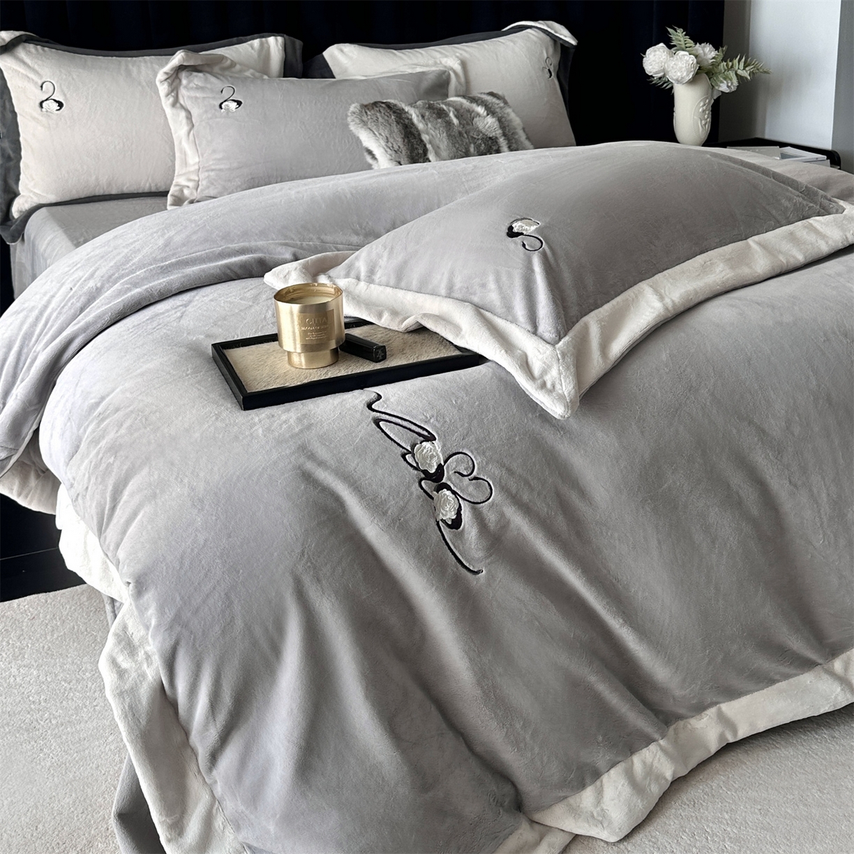 91家纺网 家纺一手货源 找家纺 南泉坊 2025新款230克AB版牛奶绒四件套-花清影 会员-20【线上控价不低于328，券后不低于298】 花清影--灰