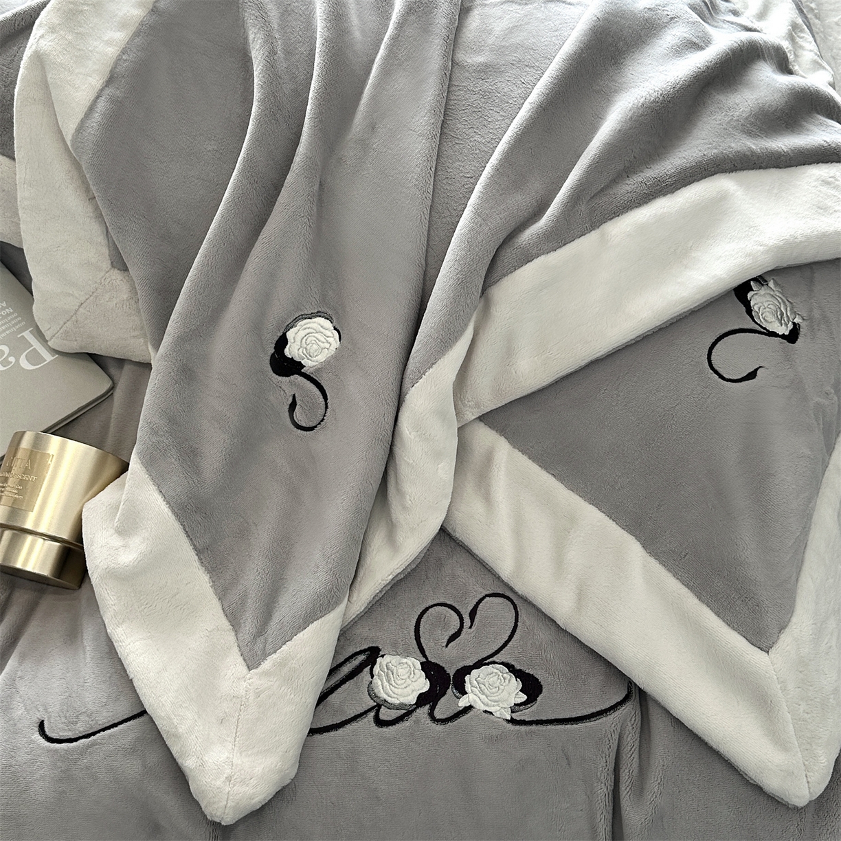 91家纺网 家纺一手货源 找家纺 南泉坊 2025新款230克AB版牛奶绒四件套-花清影 会员-20【线上控价不低于328，券后不低于298】 花清影--灰