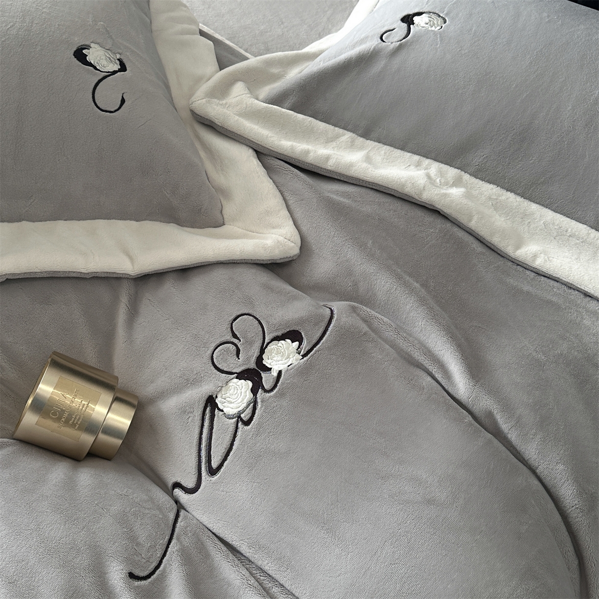 91家纺网 家纺一手货源 找家纺 南泉坊 2025新款230克AB版牛奶绒四件套-花清影 会员-20【线上控价不低于328，券后不低于298】 花清影--灰