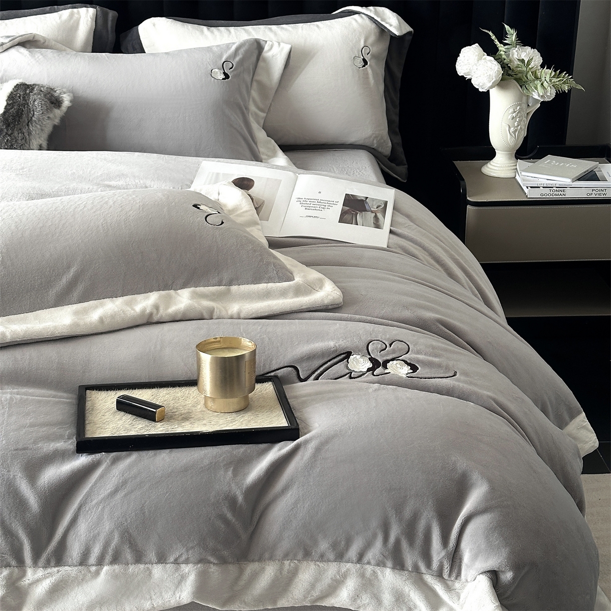 91家纺网 家纺一手货源 找家纺 南泉坊 2025新款230克AB版牛奶绒四件套-花清影 会员-20【线上控价不低于328，券后不低于298】 花清影--灰