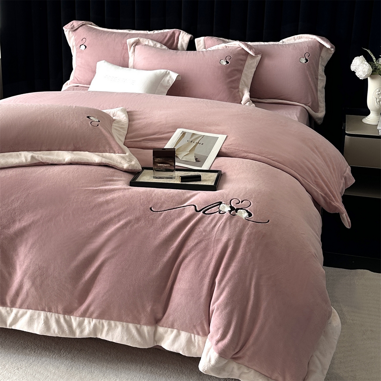 91家纺网 家纺一手货源 找家纺 南泉坊 2025新款230克AB版牛奶绒四件套-花清影 会员-20【线上控价不低于328，券后不低于298】 花清影--樱桃粉