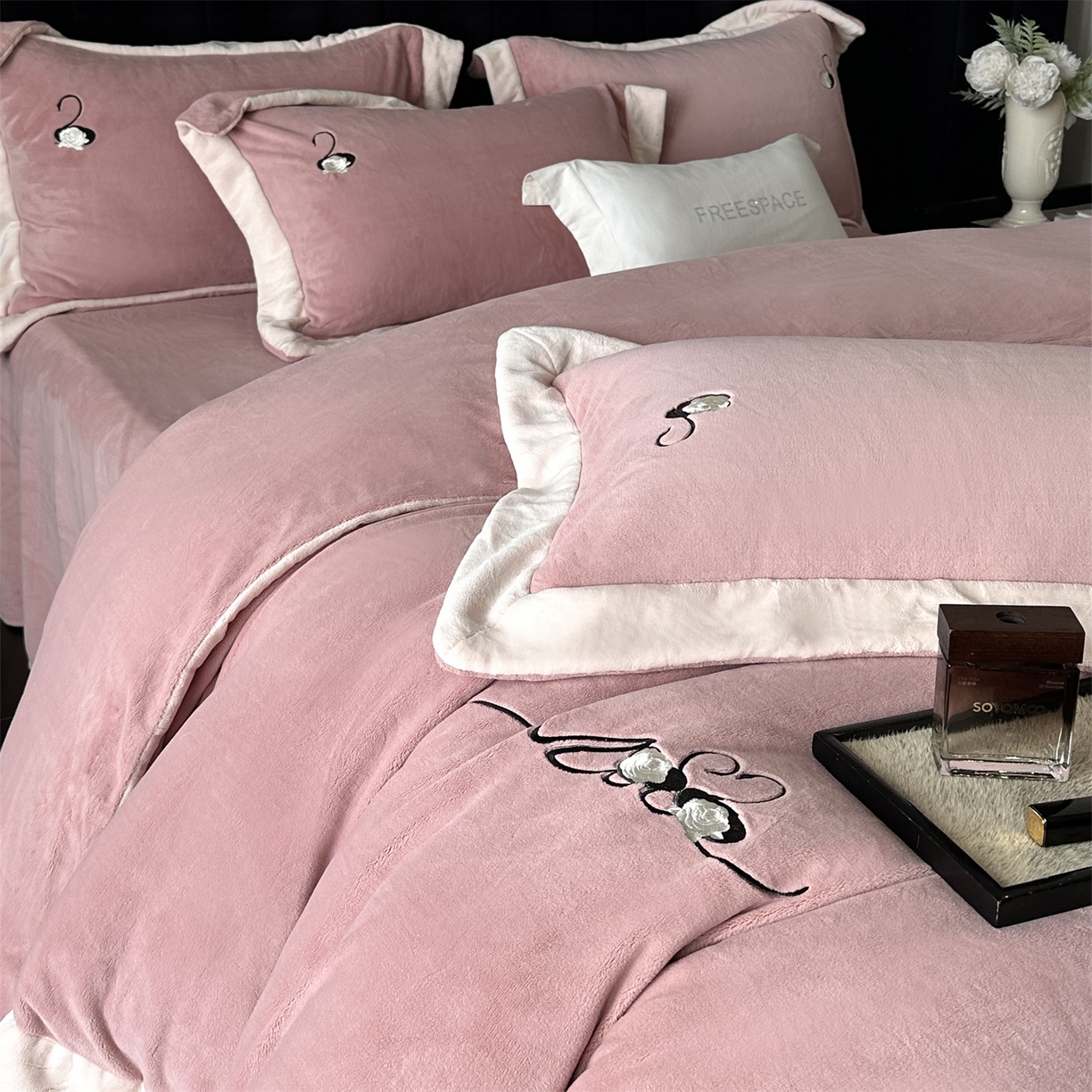 91家纺网 家纺一手货源 找家纺 南泉坊 2025新款230克AB版牛奶绒四件套-花清影 会员-20【线上控价不低于328，券后不低于298】 花清影--樱桃粉