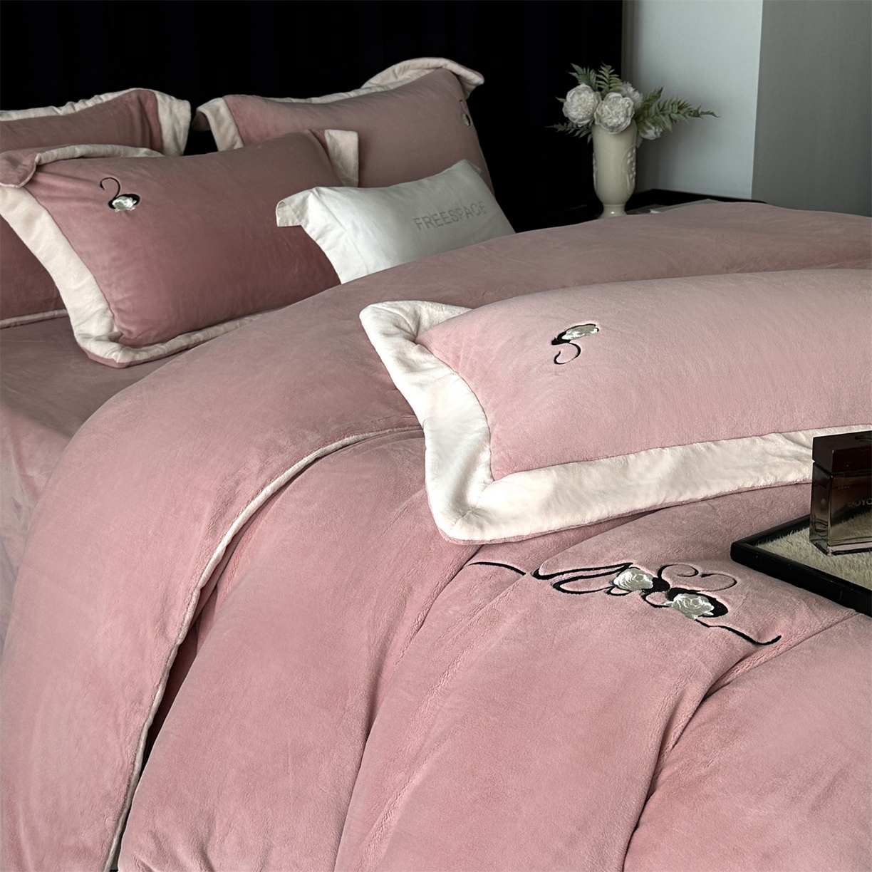 91家纺网 家纺一手货源 找家纺 南泉坊 2025新款230克AB版牛奶绒四件套-花清影 会员-20【线上控价不低于328，券后不低于298】 花清影--樱桃粉