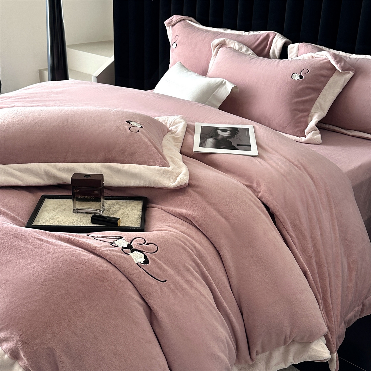 91家纺网 家纺一手货源 找家纺 南泉坊 2025新款230克AB版牛奶绒四件套-花清影 会员-20【线上控价不低于328，券后不低于298】 花清影--樱桃粉