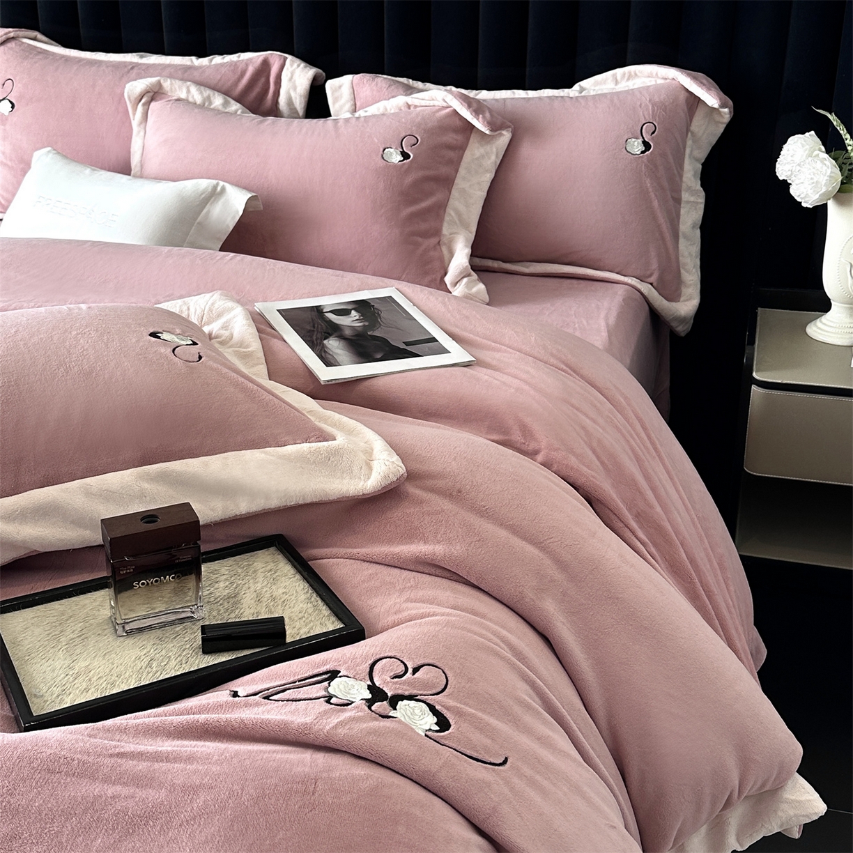 91家纺网 家纺一手货源 找家纺 南泉坊 2025新款230克AB版牛奶绒四件套-花清影 会员-20【线上控价不低于328，券后不低于298】 花清影--樱桃粉