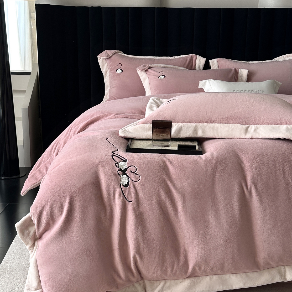 91家纺网 家纺一手货源 找家纺 南泉坊 2025新款230克AB版牛奶绒四件套-花清影 会员-20【线上控价不低于328，券后不低于298】 花清影--樱桃粉