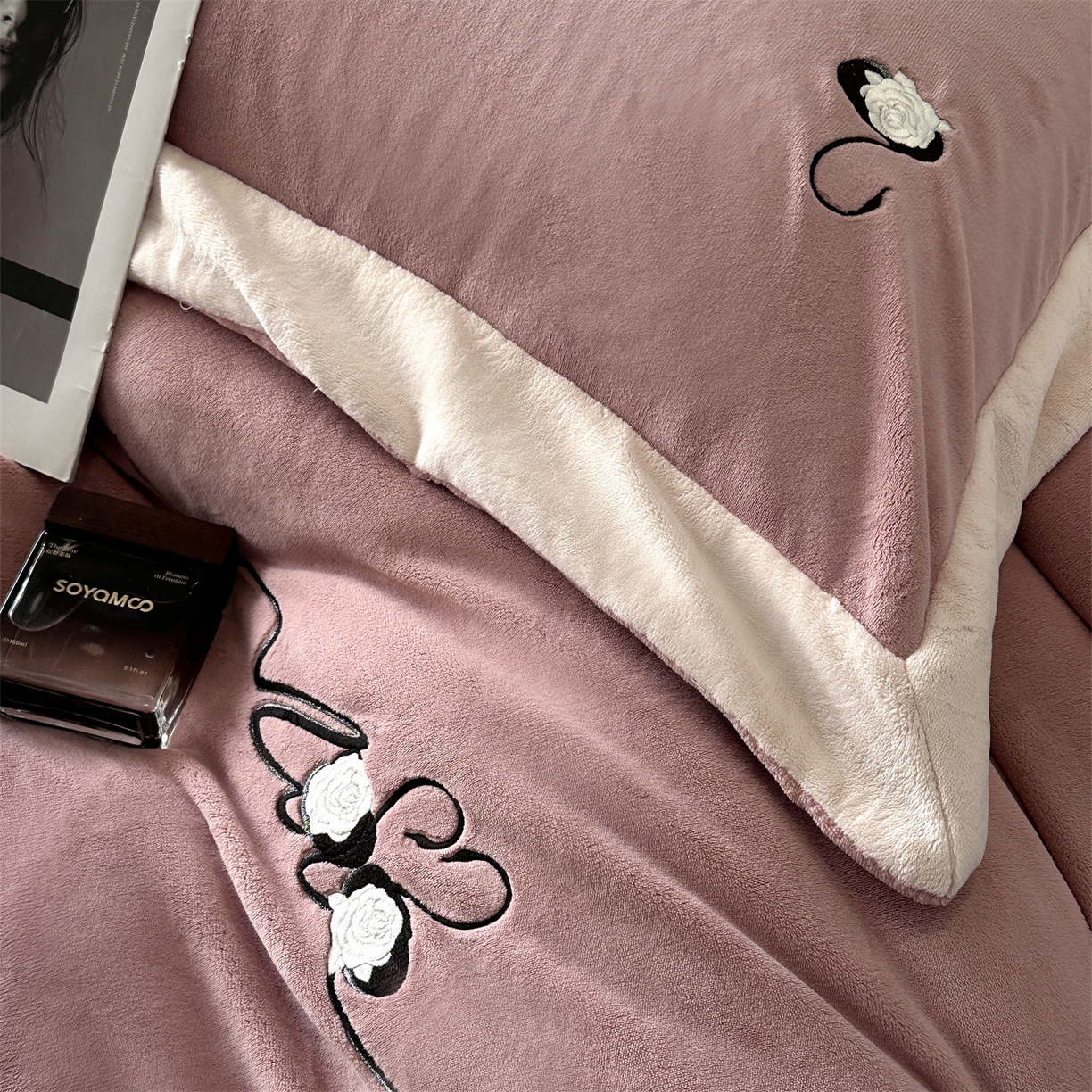 91家纺网 家纺一手货源 找家纺 南泉坊 2025新款230克AB版牛奶绒四件套-花清影 会员-20【线上控价不低于328，券后不低于298】 花清影--樱桃粉