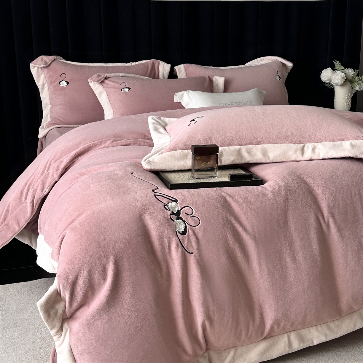 91家纺网 家纺一手货源 找家纺 南泉坊 2025新款230克AB版牛奶绒四件套-花清影 会员-20【线上控价不低于328，券后不低于298】 花清影--樱桃粉