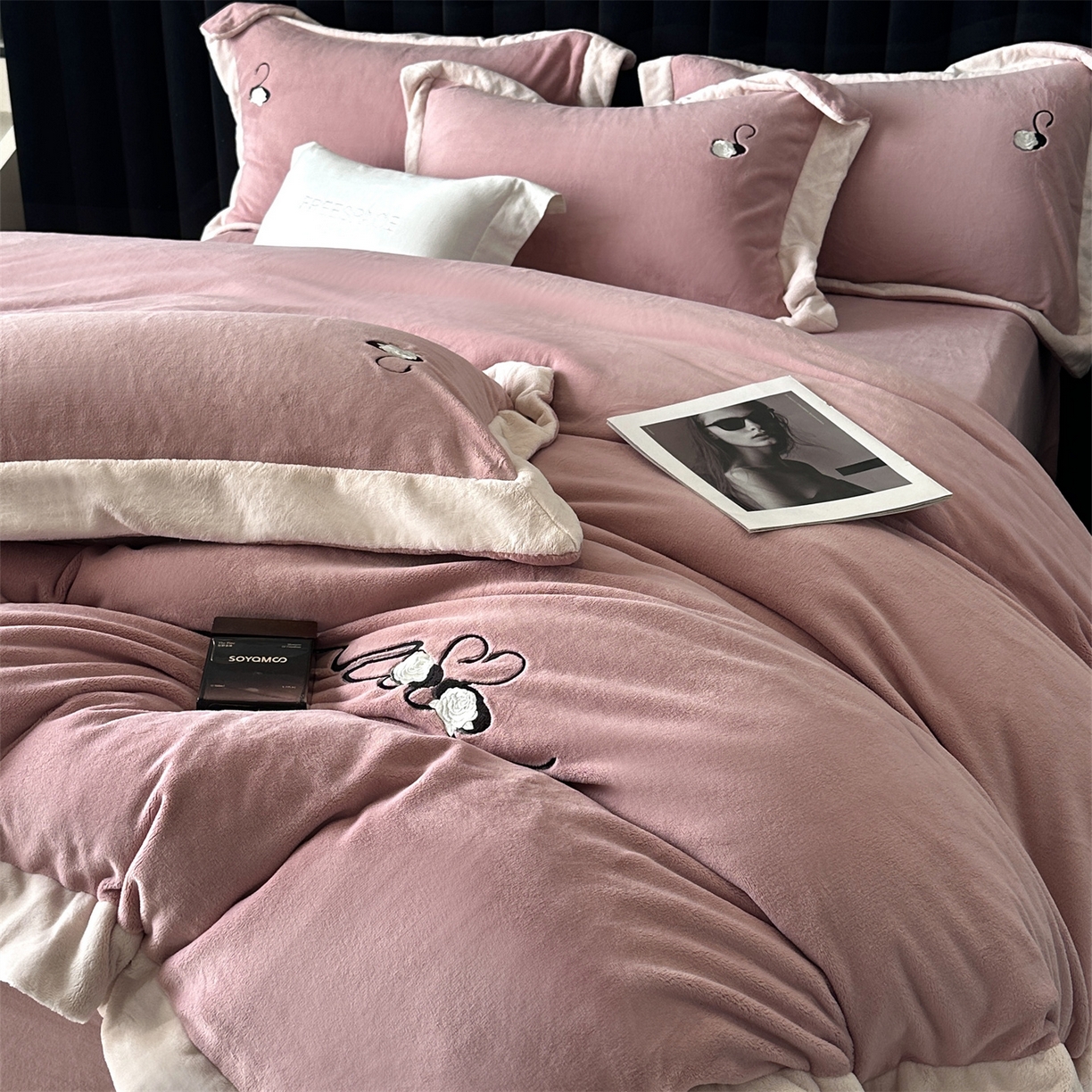 91家纺网 家纺一手货源 找家纺 南泉坊 2025新款230克AB版牛奶绒四件套-花清影 会员-20【线上控价不低于328，券后不低于298】 花清影--樱桃粉