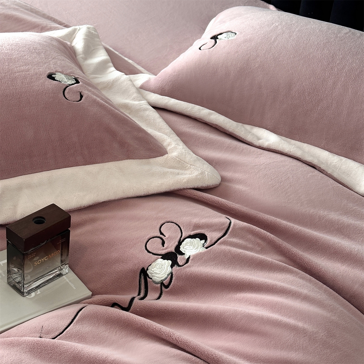 91家纺网 家纺一手货源 找家纺 南泉坊 2025新款230克AB版牛奶绒四件套-花清影 会员-20【线上控价不低于328，券后不低于298】 花清影--樱桃粉