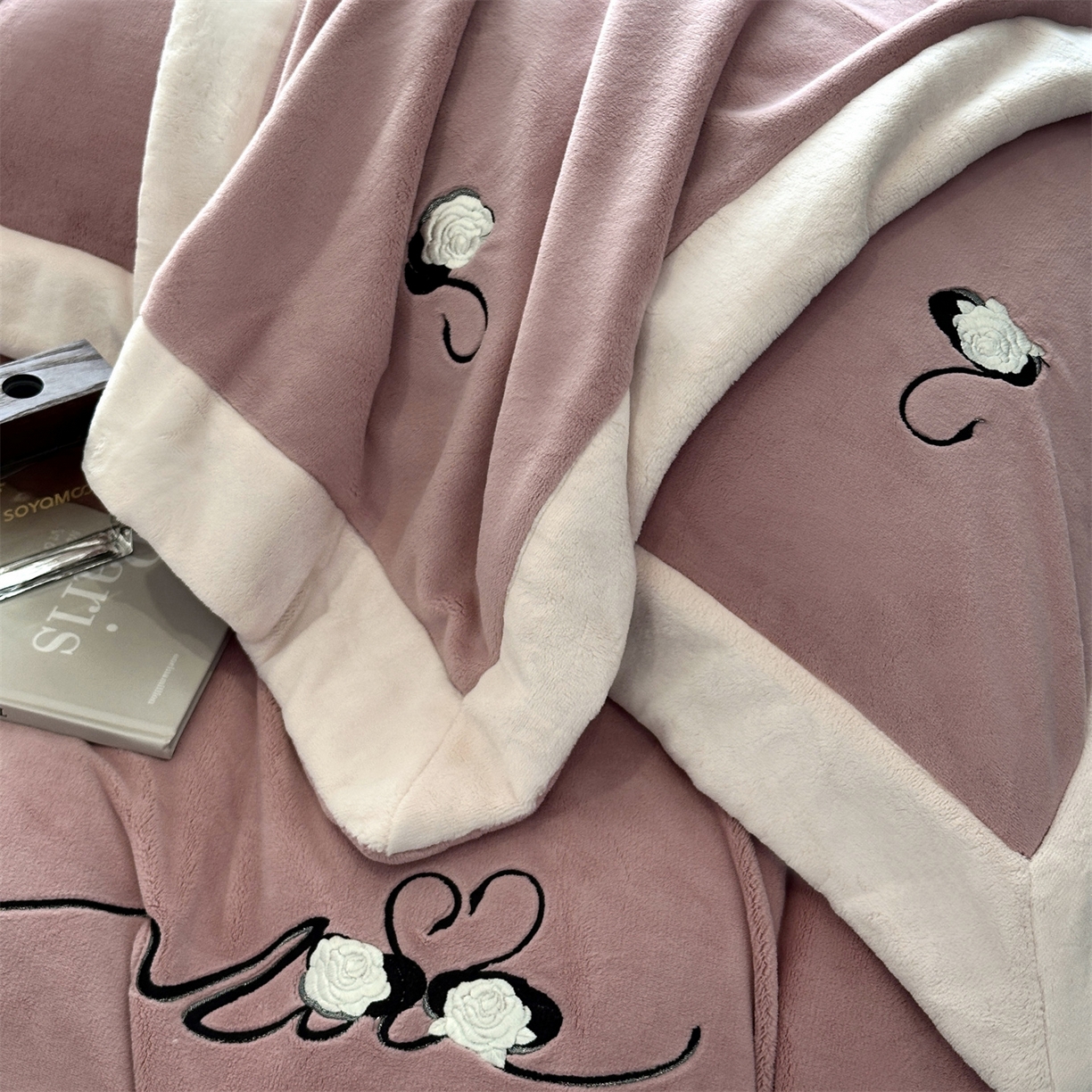 91家纺网 家纺一手货源 找家纺 南泉坊 2025新款230克AB版牛奶绒四件套-花清影 会员-20【线上控价不低于328，券后不低于298】 花清影--樱桃粉