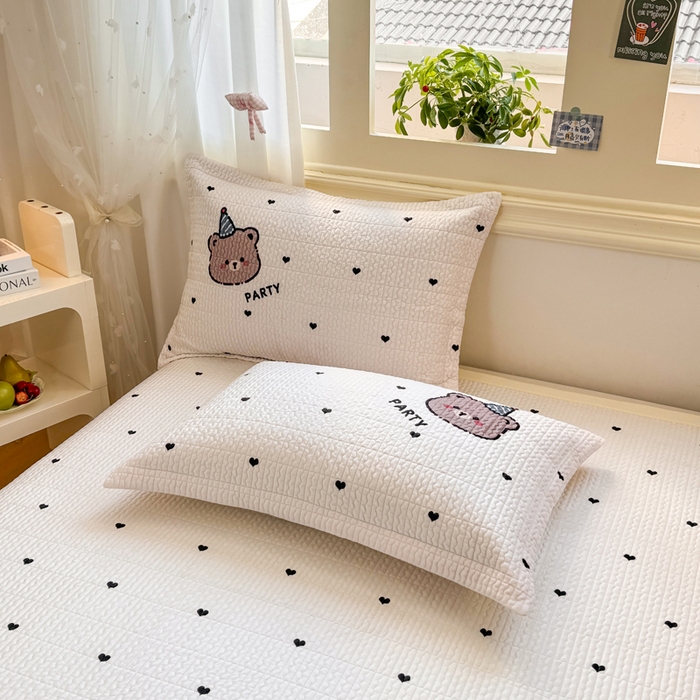 91家纺网 家纺一手货源 找家纺 芷凡家纺 2025新款宝宝绒水洗棉高温水洗床盖三件套 派对熊