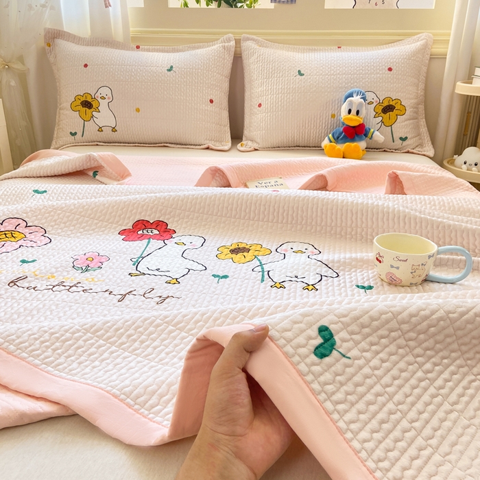 91家纺网 家纺一手货源 找家纺 芷凡家纺 2025新款宝宝绒水洗棉高温水洗床盖三件套 你好鸭