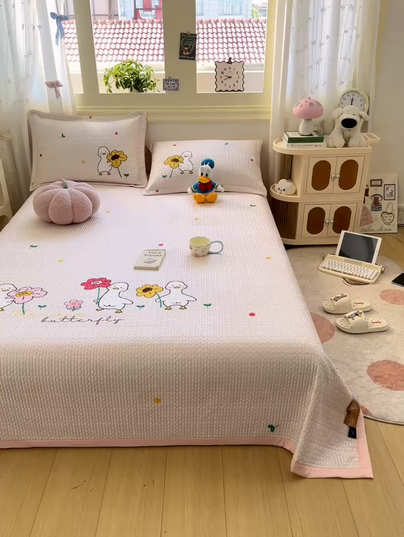 91家纺网 家纺一手货源 找家纺 芷凡家纺 2025新款宝宝绒水洗棉高温水洗床盖三件套 你好鸭