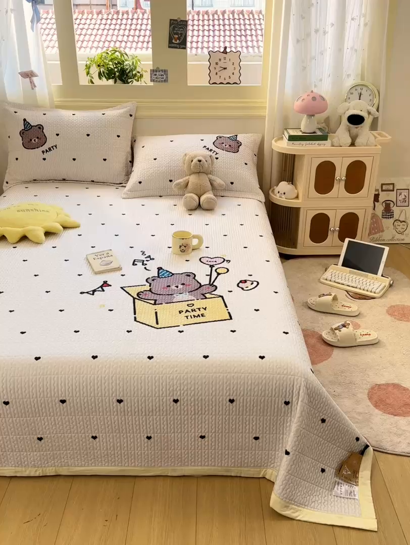 91家纺网 家纺一手货源 找家纺 芷凡家纺 2025新款宝宝绒水洗棉高温水洗床盖三件套 派对熊