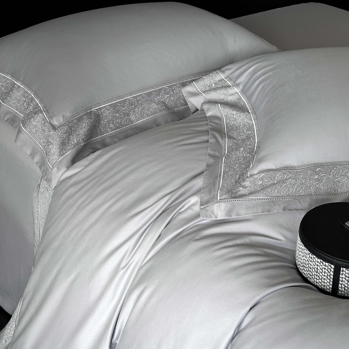 91家纺网 家纺一手货源 找家纺 （总）南泉坊 2025新款60s全棉纯棉磨毛染色镂空花边拼角四件套 会员-20【线上控价不低于398，券后不低于368】