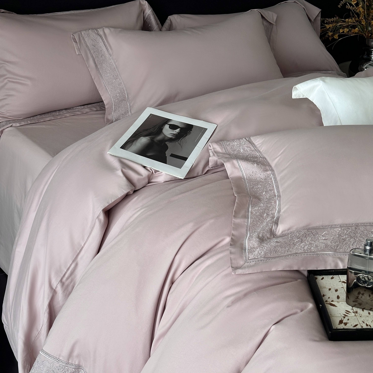 91家纺网 家纺一手货源 找家纺 南泉坊 2025新款60s全棉纯棉磨毛染色镂空花边拼角四件套 海瑟薇-悠悠紫 会员-20【线上控价不低于398，券后不低于368】