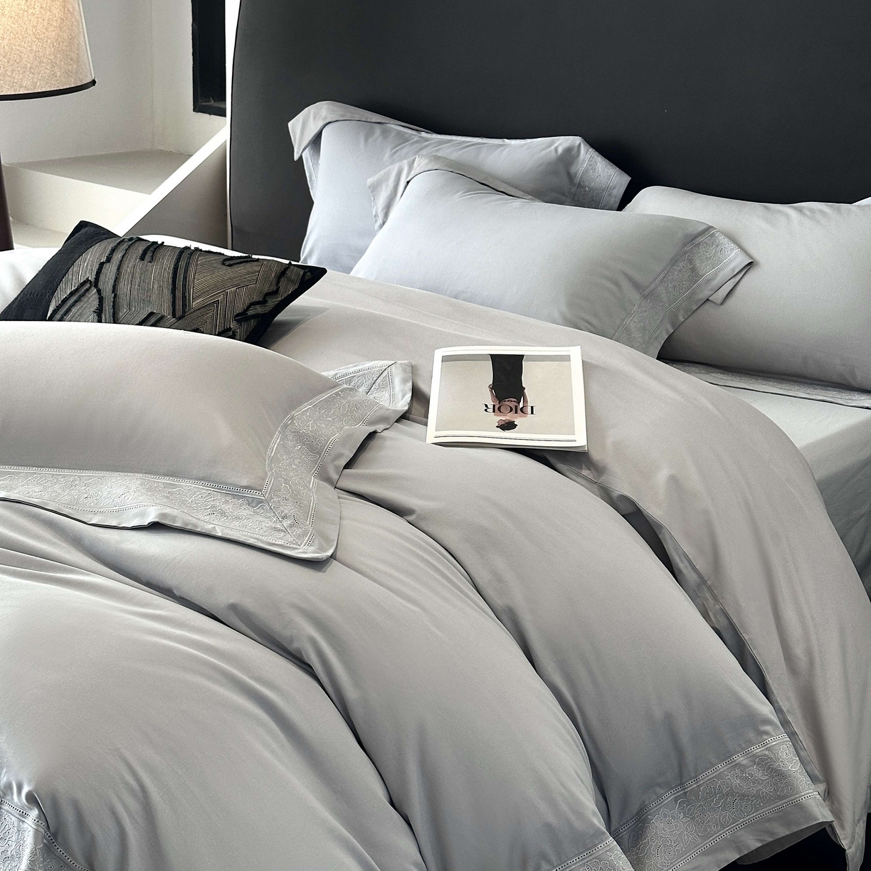 91家纺网 家纺一手货源 找家纺 南泉坊 2025新款60s全棉纯棉磨毛染色镂空花边拼角四件套 海瑟薇-灰色 会员-20【线上控价不低于398，券后不低于368】