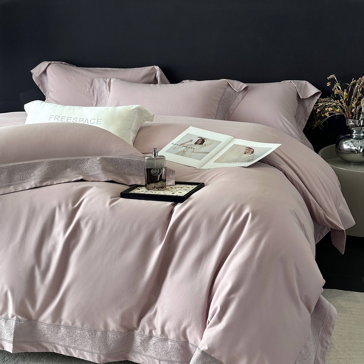 91家纺网 家纺一手货源 找家纺 南泉坊 2025新款60s全棉纯棉磨毛染色镂空花边拼角四件套 海瑟薇-悠悠紫 会员-20【线上控价不低于398，券后不低于368】